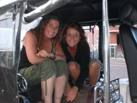 anja en ik in de tuk tuk