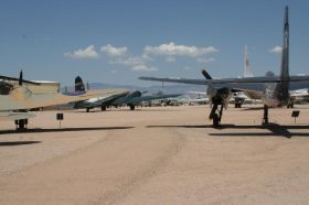8 Tucson - vliegtuigen buiten.jpg